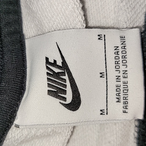 Nike. Embroidered. Crewneck. Streetwear. Women's Size Medium - Picture 2 of 16